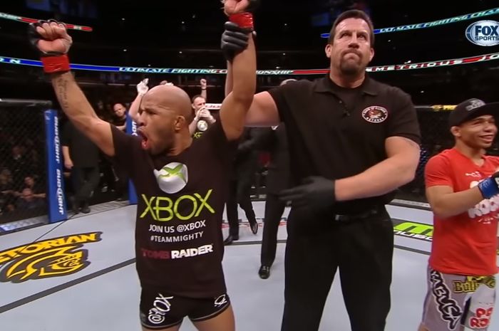 Demetrious Johnson untuk pertama kalinya mempertahankan gelar juara kelas terbang UFC dengan mengalahkan John Dodson pada 26 Januari 2013.