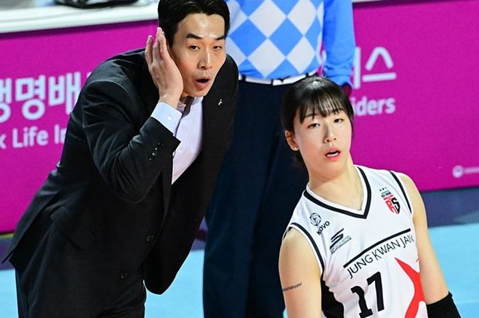Pelatih Daejeon JungKwanJang Red Sparks, Ko Hee-jin dan Jung Ho-young (middle blocker) pada lanjutan Liga Voli Korea 2024-2025.