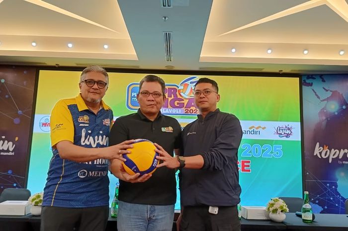 Asisten Manajer Jakarta Livin&rsquo; Mandiri Adnan Husein (kiri), Wakil Direktur Proliga Reginald Nelwan (tengah) dan Ketua Panpel Arya Tresna Perdana saat konferensi pers jelang seri keempat putaran pertama PLN Mobile Proliga 2025 di Surabaya, Jatim, Kamis (23/1/2025)