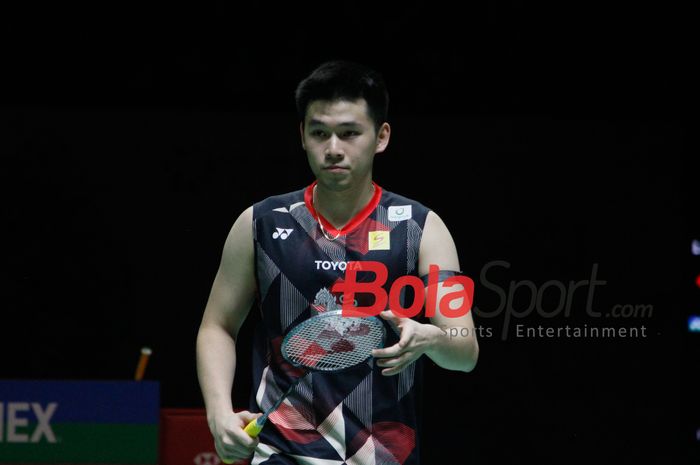 Hadapi Ng Ka Long Angus, juara Kejuaraan Asia 2025, Kunlavut Vitidsarn nyaris mengalami kekalahan saat timnya Thailand bersua Hong Kong di babak grup Sudirman Cup 2025.