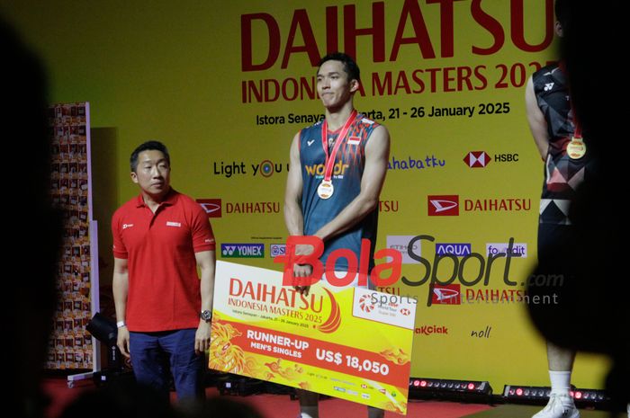 Pebulu tangkis tunggal putra Indonesia, Jonatan Christie, di podium kedua Indonesia Masters 2025 di Istora Senayan, Jakarta, Minggu (26/1/2025).