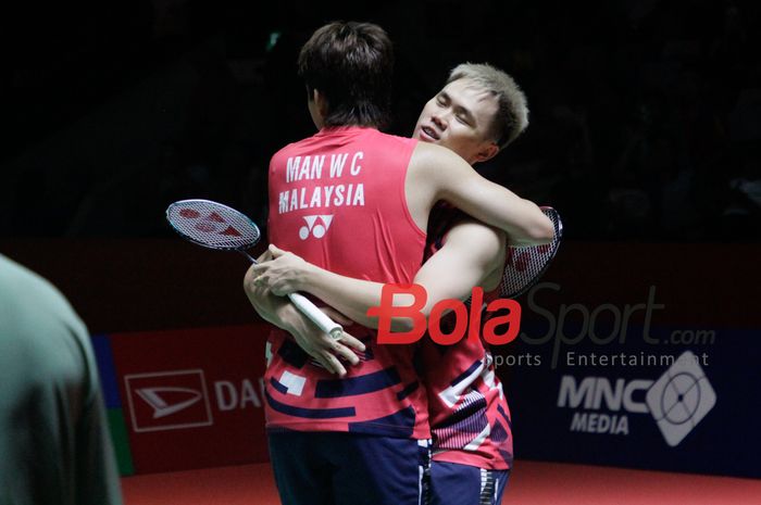 Ganda putra Malaysia Man Wei Chong dan Tee Kai Wun berpelukan setelah mengalahkan Fajar Alfian dan Muhammad Rian Ardianto dalam final Indonesia Masters 2025 di Istora Senayan, Jakarta, Minggu (26/1/2025).
