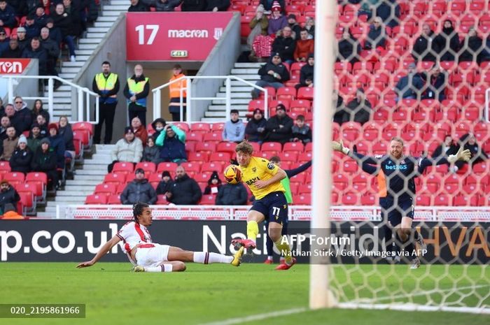Calon bomber naturalisasi Timnas Indonesia, Ole Romeny, nyaris mencetak gol di laga debutnya bersama Oxford United.