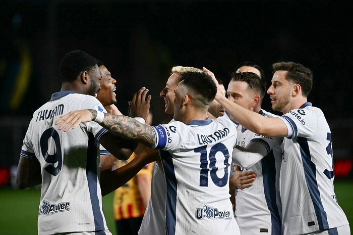 Para pemain Inter Milan merayakan gol Davide Frattesi ke gawang Lecce pada duel Liga Italia di Stadion Via del Mare (26/1/2025).