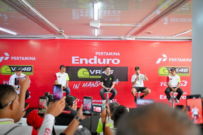 Franco Morbidelli (Ke-2 dari kanan), pembalap Pertamian Enduro VR46 Racing Team dan lulus VR46 Riders Academy, saat berbicara di konferensi pers program pelatihan VR46 Riders Academy di Mandalika, Senin (27/1/2025).