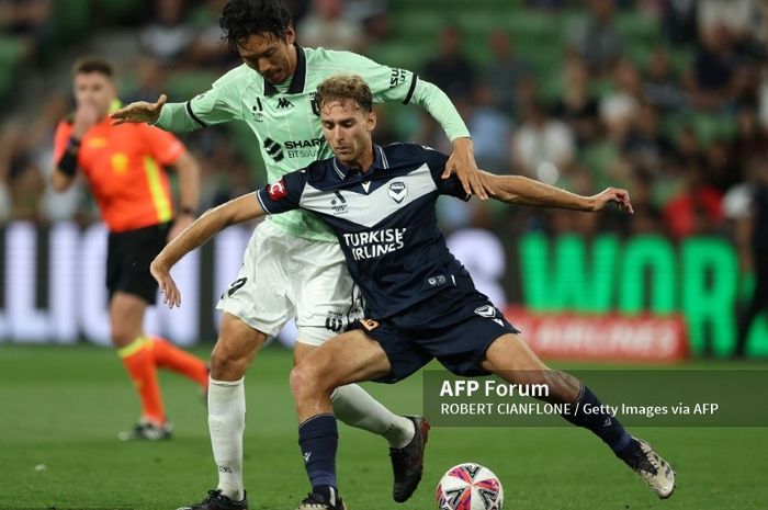 Ryan Teague dari Melbourne Victory dikawal oleh Hiroshi Ibusuki dari Western United dalam pertandingan putaran ke-13 Liga Australia.