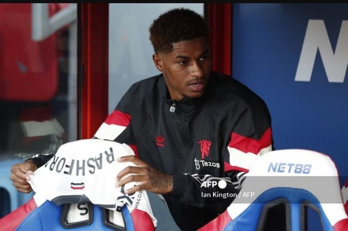 Marcus Rashford membuat Hansi Flick dan petinggi Barcelona harus silang pendapat.