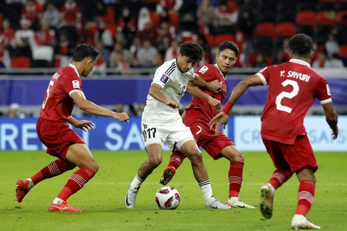 Penyerang Irak, Ali Jasim, dikepung oleh pemain-pemain Timnas Indonesia dalam laga Piala Asia 2023 di Stadion Ahmad bin Ali Stadium, Al-Rayyan, 15 Januari 2024.