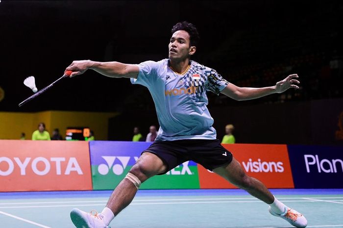 Tunggal putra Indonesia, Chico Aura Dwi Wardoyo harus mengakuk keunggulan raja bulu tangkis dunia, Shi Yu Qi saat keduanya bertanding di babak 32 besar All England Open 2025.