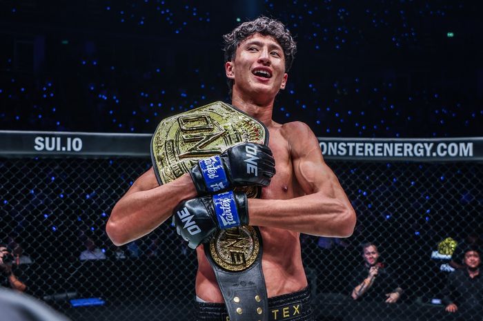 Juara interim kelas bantam ONE Championship, Nabil Anane, sukses mengalahkan raja sejati di divisinya, Superlek Kiatmoo9, dalam laga non-gelar di ONE 172, Minggu (23/3/2025) di Saitama.