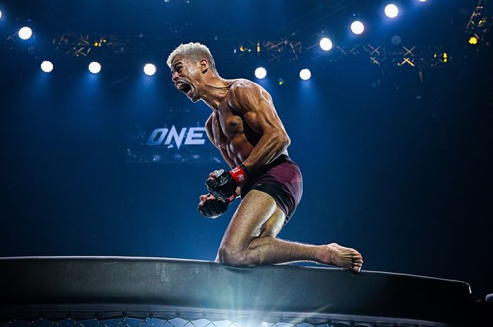 Juara kelas bantam MMA ONE Championship, Fabricio Andrade, merayakan kemenangan atas Kwon Won Il dalam gelaran ONE 170 pada 24 Januari 2025 di Bangkok.