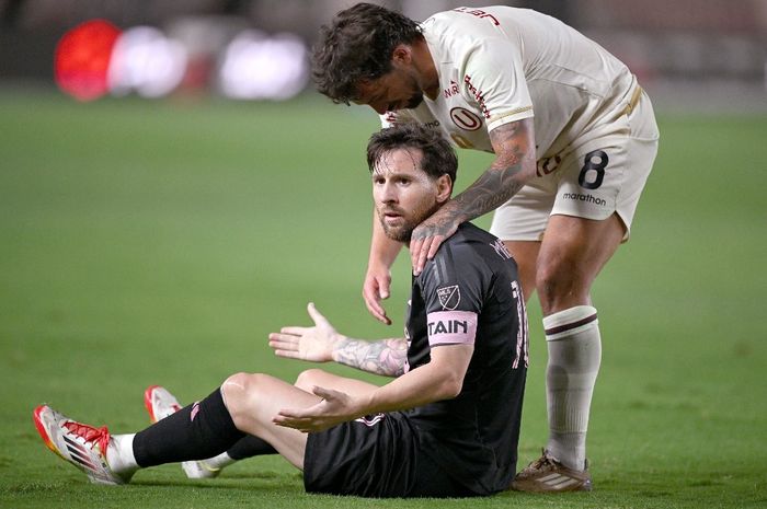 Lionel Messi menginjak jersei Barcelona.