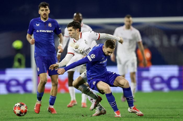Momen duel antara Christian Pulisic dan Marko Rog dalam laga Dinamo Zagreb vs AC Milan di laga pamungkas phase league Liga Champions 2024-2025, Rabu (29/1/2025) atau Kamis dini hari WIB.