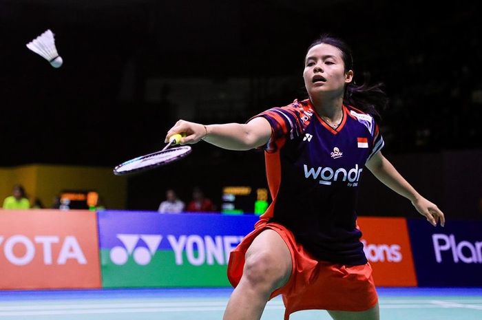 Tunggal putri, Komang Ayu Cahya Dewi, melakukan antisipasi saat tampil pada laga babak 16 besar Thailand Masters 2025, di Nimibutr Stadium, Bangkok, Thailand, Kamis (30/1/2025).