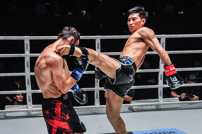 Tawanchai PK Saenchai (kanan), juara kelas bulu Muay Thai ONE Championship yang akan tampil di ONE 172.
