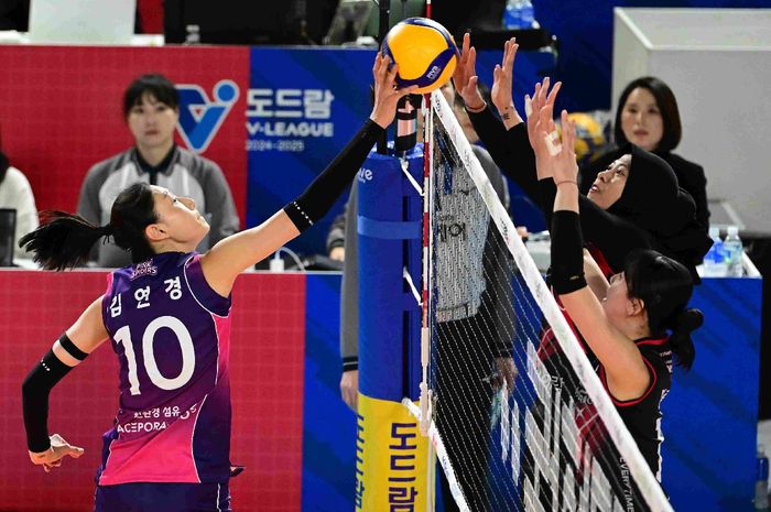Kim Yeon-koung berhadapan dengan Megawati Hangestri Pertiwi dan Jung Ho-young pada laga antara Daejeon JungKwanJang Red Sparks dan Incheon Heungkuk Life Pink Spiders di Liga Voli Korea, Kamis, 30 Januari 2025