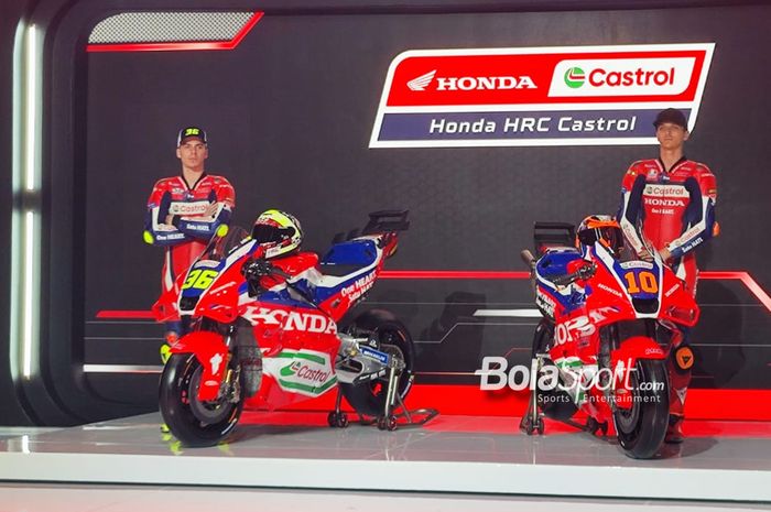 Joan Mir dan Luca Marini tampil dalam baju dan motor balap dalam acara peluncuran tim Honda HRC Castrol di Jakarta, Indonesia, 1 Februari 2025.