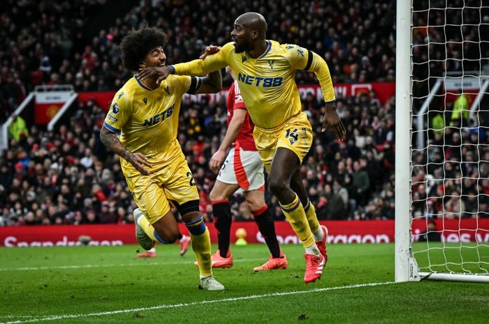 Striker Crystal Palace, Jean-Philippe Mateta, merayakan gol ke gawang Manchester United pada laga pekan ke-24 Liga Inggris di Stadion Old Trafford, Minggu (2/2/2025).