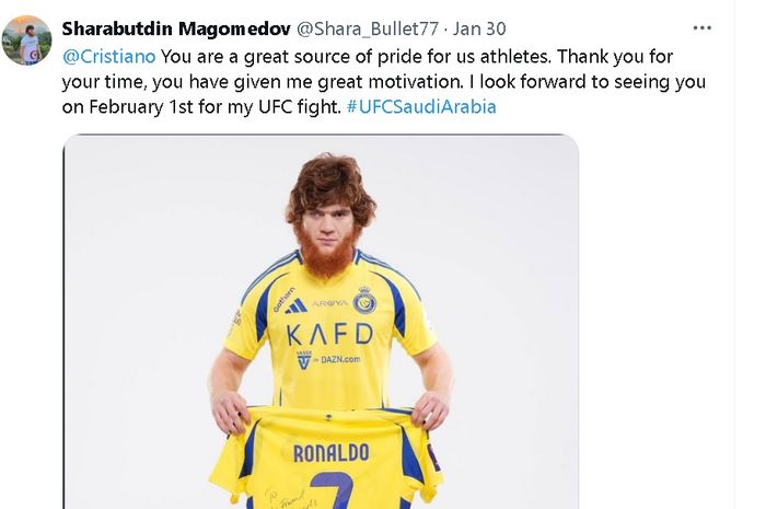 Jagoan UFC, Sharabutdin Magomedov, memamerkan kaus Al Nassr bertanda tangan Cristiano Ronaldo sebelum kalah di UFC Saudi Arabia, Sabtu (1/2/2025).