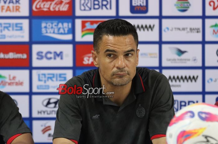 Pelatih Persija Jakarta, Carlos Pena, sedang memberikan keterangan kapada awak media di Stadion Patriot Candrabhaga, Bekasi, Jawa Barat, Minggu (2/2/2025).