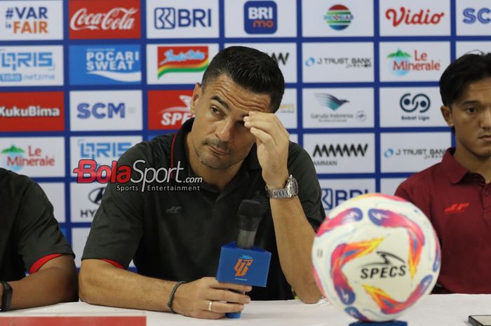 Pelatih Persija Jakarta, Carlos Pena, sedang memberikan keterangan kapada awak media di Stadion Patriot Candrabhaga, Bekasi, Jawa Barat, Minggu (2/2/2025).