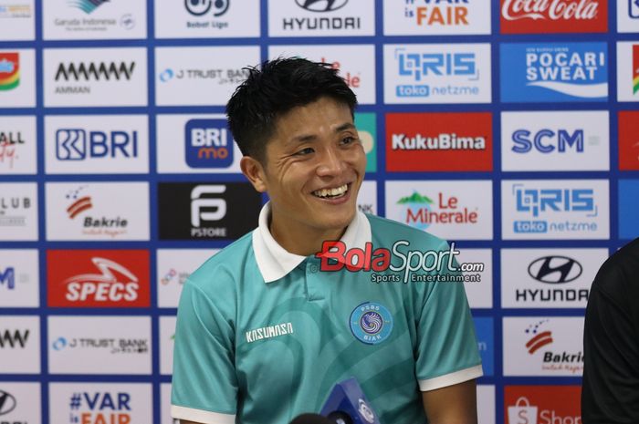 Pemain PSBS Biak, Takuya Matsunaga, sedang memberikan keterangan kapada awak media di Stadion Patriot Candrabhaga, Bekasi, Jawa Barat, Minggu (2/2/2025).