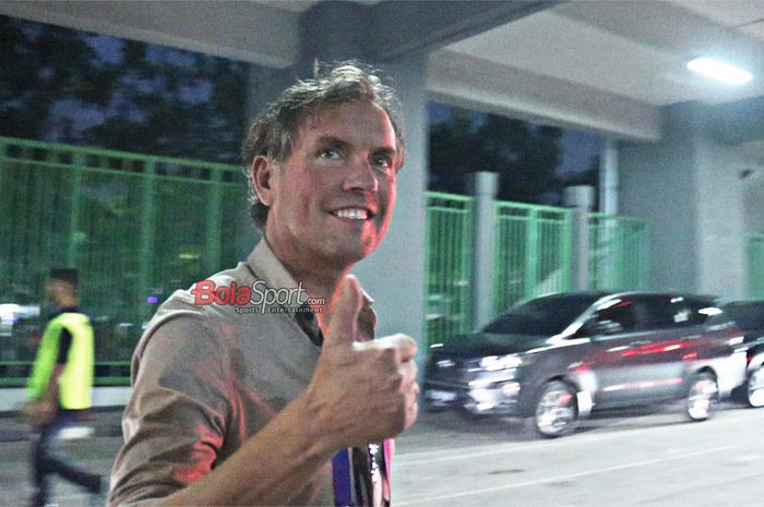 Asisten pelatih timnas Indonesia, Alex Pastoor, memberikan ancungan jempol saat hadir di Stadion Patriot Candrabhaga, Bekasi, Jawa Barat, Minggu (2/2/2025).