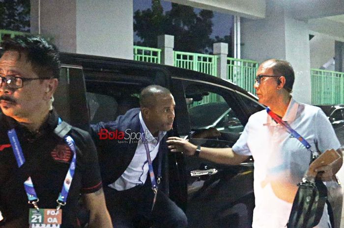 Pelatih timnas Indonesia, Patrick Kluivert, saat tiba di Stadion Patriot Candrabhaga, Bekasi, Jawa Barat, Minggu (2/2/2025).