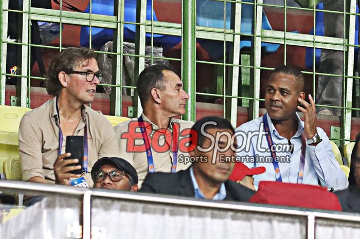 (Dari kiri ke kanan) Jajaran pelatih timnas Indonesia yakni Alex Pastoor, Gerald Van Den Burg, dan Patrick Kluivert saat menonton laga pekan ke-21 Liga 1 2024 antara Persija Jakarta versus PSBS Biak di Stadion Patriot Candrabhaga, Bekasi, Jawa Barat, Minggu (2/2/2025).