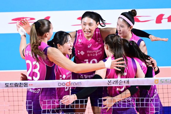 Para pemain Incheon Heungkuk Life Pink Spiders saat menghadapi Daejeon JungKwanJang Red Sparks pada Liga Voli Korea di Samsan World Gymnasium, Incheon, Minggu (2/2/2025).