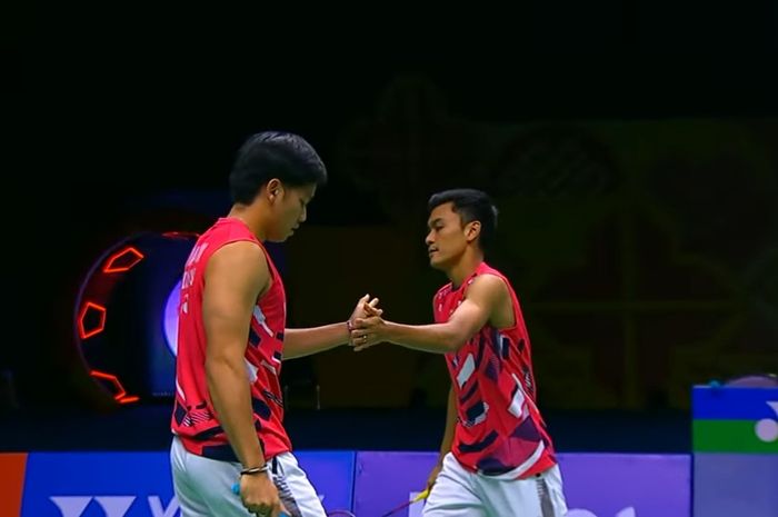 Ganda putra Indonesia, Muhammad Shohibul Fikri/Daniel Marthin, memastikan Indonesia memimpin puncak klasemen Kejuaraan Beregu Campuran Asia 2025 Grup B, Selasa (11/2/2025).