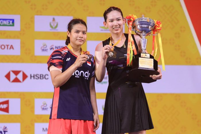 Tunggal putri Indonesia, Komang Ayu Cahya Dewi memamerkan medali bersama Pornpawee Chochuwong di podium pada Thailand Masters 2025