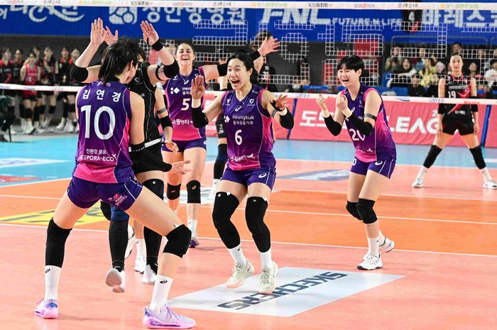 Setter Pink Spiders, Lee Go-eun (nomor 6) berlari ke arah Kim Yeon-koung (nomor 10) usai memastikan kemenangan atas Red Sparks