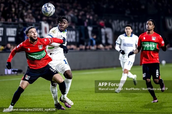 Bek NEC Calvin Verdonk (kiri) dan penyerang PSV Eindhoven Johan Bakayoko berebut bola dalam laga lanjutan Liga Belanda. 