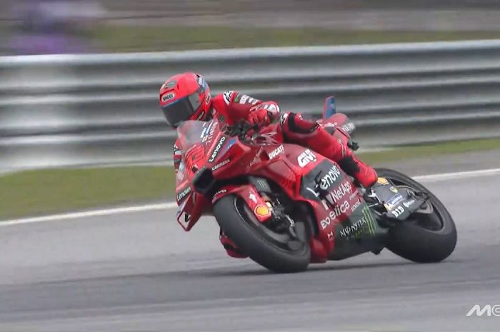 Aksi Marc Marquez (Ducati Lenovo) pada hari pertama tes pramusim MotoGP 2025 di Sirkuit Sepang, Malaysia, Rabu (5/2/2025).