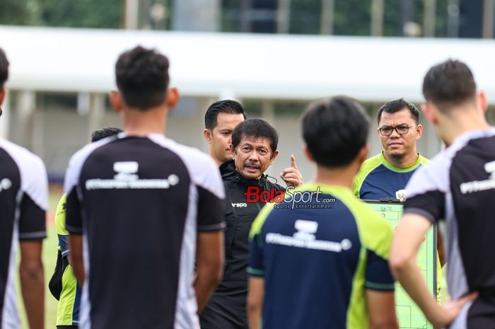 Pelatih timnas U-20 Indonesia, Indra Sjafri (tengah), sedang memberikan intruksi kepada para pemainnya saat berlatih di Stadion Madya, Senayan, Jakarta, Rabu (5/2/2025).