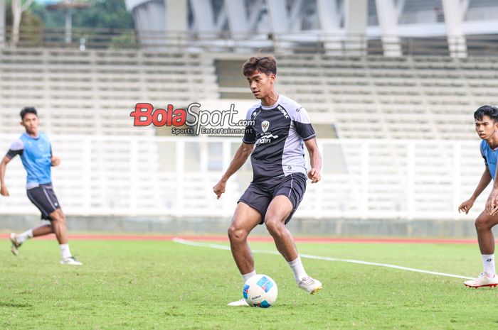 Pemain timnas U-20 Indonesia, Evandra Florasta, sedang menguasai bola dalam sesi latihan di Stadion Madya, Senayan, Jakarta, Rabu (5/2/2025).