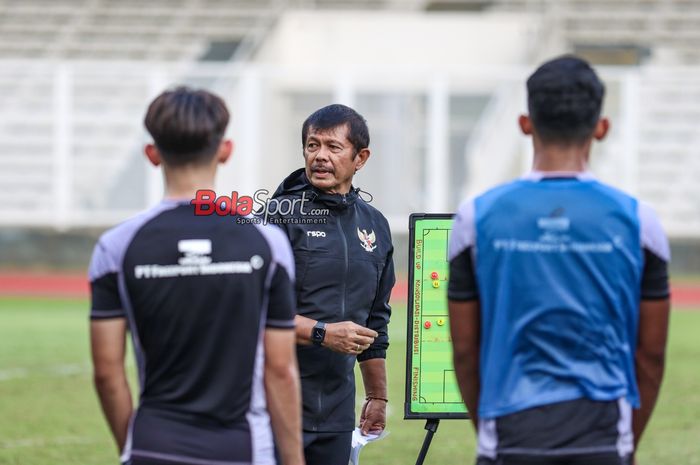 Pelatih Timnas U-20 Indonesia, Indra Sjafri, sedang memberikan instruksi kepada para pemainnya saat berlatih  di Stadion Madya, Senayan, Jakarta, Rabu (5/2/2025).