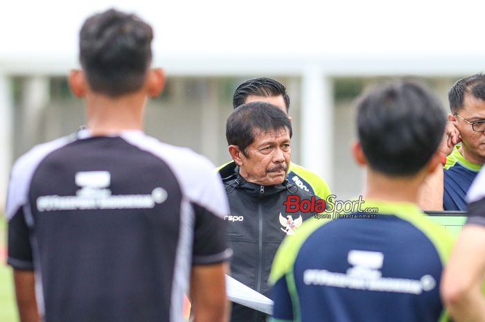 Pelatih timnas U-20 Indonesia, Indra Sjafri, sedang memberikan intruksi kepada para pemainnya saat berlatih  di Stadion Madya, Senayan, Jakarta, Rabu (5/2/2025).