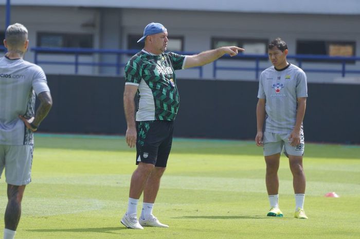Bojan Hodak saat pimpin sesi latihan Persib Bandung, Rabu (5/2/2025).
