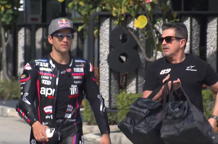 Pembalap Aprilia Racing, Jorge Martin (kiri), berjalan menuju lintasan untuk mengikuti Tes Pramusim MotoGP 2025 di Sirkuit Sepang, Malaysia, 5 Februari 2025.