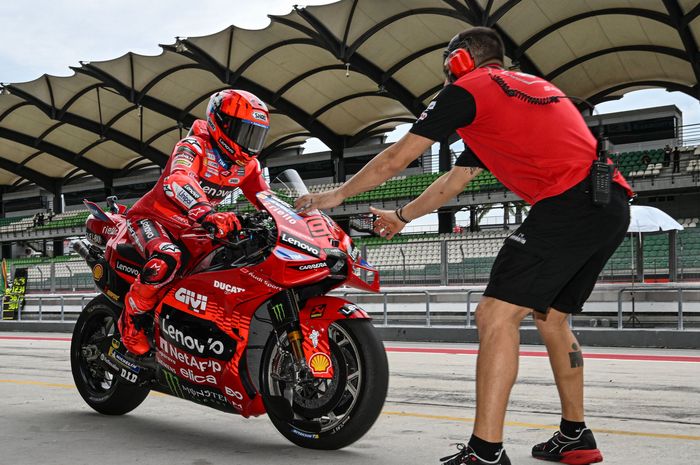 Pembalap Ducati Lenovo, Marc Marquez, kembali ke pit saat tampil pada Tes Pramusim MotoGP 2025 di Sirkuit Sepang, Malaysia, 5 Februari 2025.