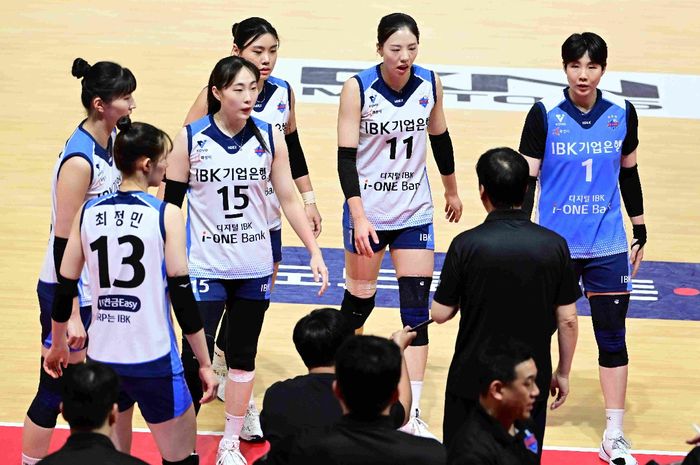 Lee So-young yang kali ini berperan sebagai libero Hwaseong IBK Altos saat pelatih Kim Ho-chul sedang memberikan intruksi