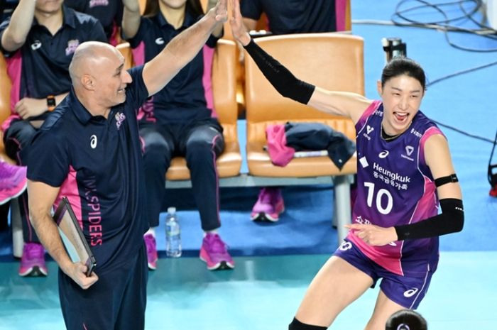 Pelatih Incheon Heungkuk Life Pink Spiders, Marcello Abbondanza melakukan tos dengan Kim Yeon-koung pada lanjutan Liga Voli Korea di Gimcheon Gymnasium, Kamis (6/2/2025).