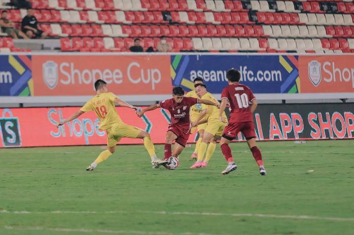 Gelandang PSM Makassar, Ananda Raehan, mencoba melewati pemain Thanh Hoa dalam laga Grup A ASEAN Club Championship.