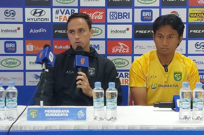 Pelatih Persebaya Surabaya, Paul Munster dan pemain Kadek Raditya, saat memberikan keterangan kepada media jelang laga melawan Persis Solo, Kamis (6/2/2025).