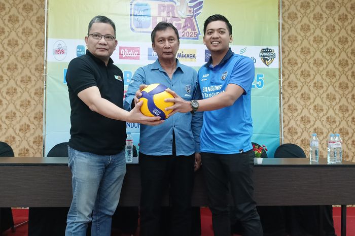 Wakil ketua Proliga, Reginald Nelwan dan perwakilan tim Bandung bjb Tandamata dalam konferensi pers jelang pekan pertama putaran 2 Proliga 2025 di Bandung, Kamis (6/2/2025).