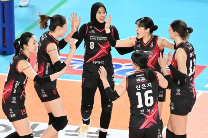 Megawati Hangestri Pertiwi berselebrasi dengan skuad Daejeon JungKwanJang Red Sparks saat meraih angka atas Suwon Hyundai HIllstate pada putaran 5 Liga Voli Korea 2024-2025, di Chungmu Gymnasium, Daejeon, Korea Selatan, Jumat (7/2/2025).