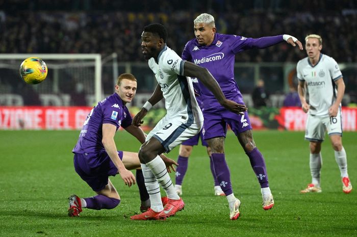 Aksi penyerang Inter Milan, Marcus Thuram, yang dikepung dua pemain Fiorentina dalam lanjutan Liga Italia 2024-2025 di Stadion Artemio Franchi, Kamis (6/2/2025).