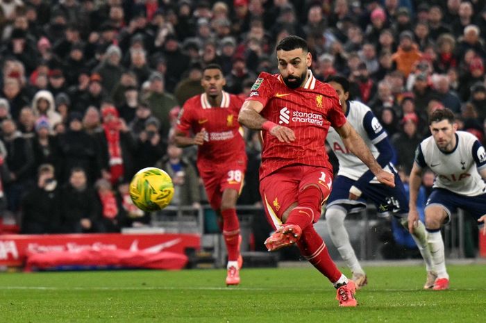 Bintang Liverpool, Mohamed Salah, mencetak gol ke gawang Tottenham Hotspur pada leg 2 babak semifinal Piala Liga Inggris 2024-2025 di Stadion Anfield, Kamis (6/2/2025).
